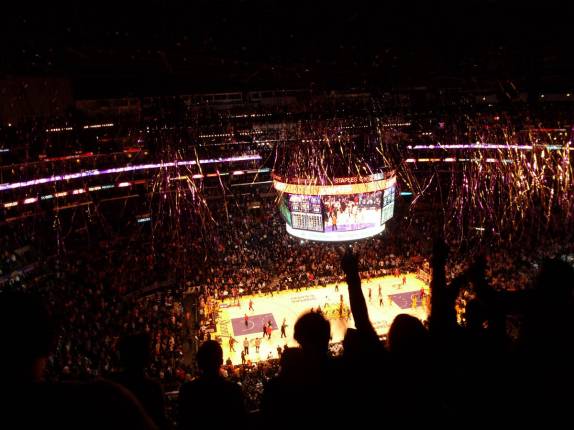 Torcida comemora aliviada a vitória apertadíssima do Lakers, em Los Angeles, na Califórnia, nos Estados Unidos
